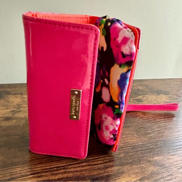 •SOLD•| Kate Spade| Fuchsia Pink Folding Patent Leather Small Wallet Wristlet - Picture 5 of 5